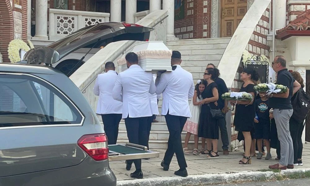 Χαλκιδική: Θρήνος στην κηδεία της 13χρονης που σκοτώθηκε από κεραυνό